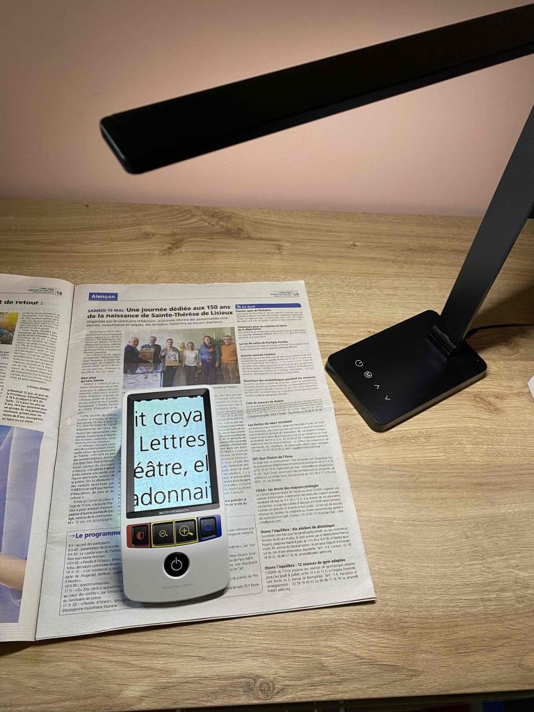 loupe électronique qui vous aide à la lecture de votre journal.